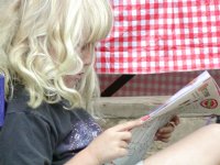 Sara reads